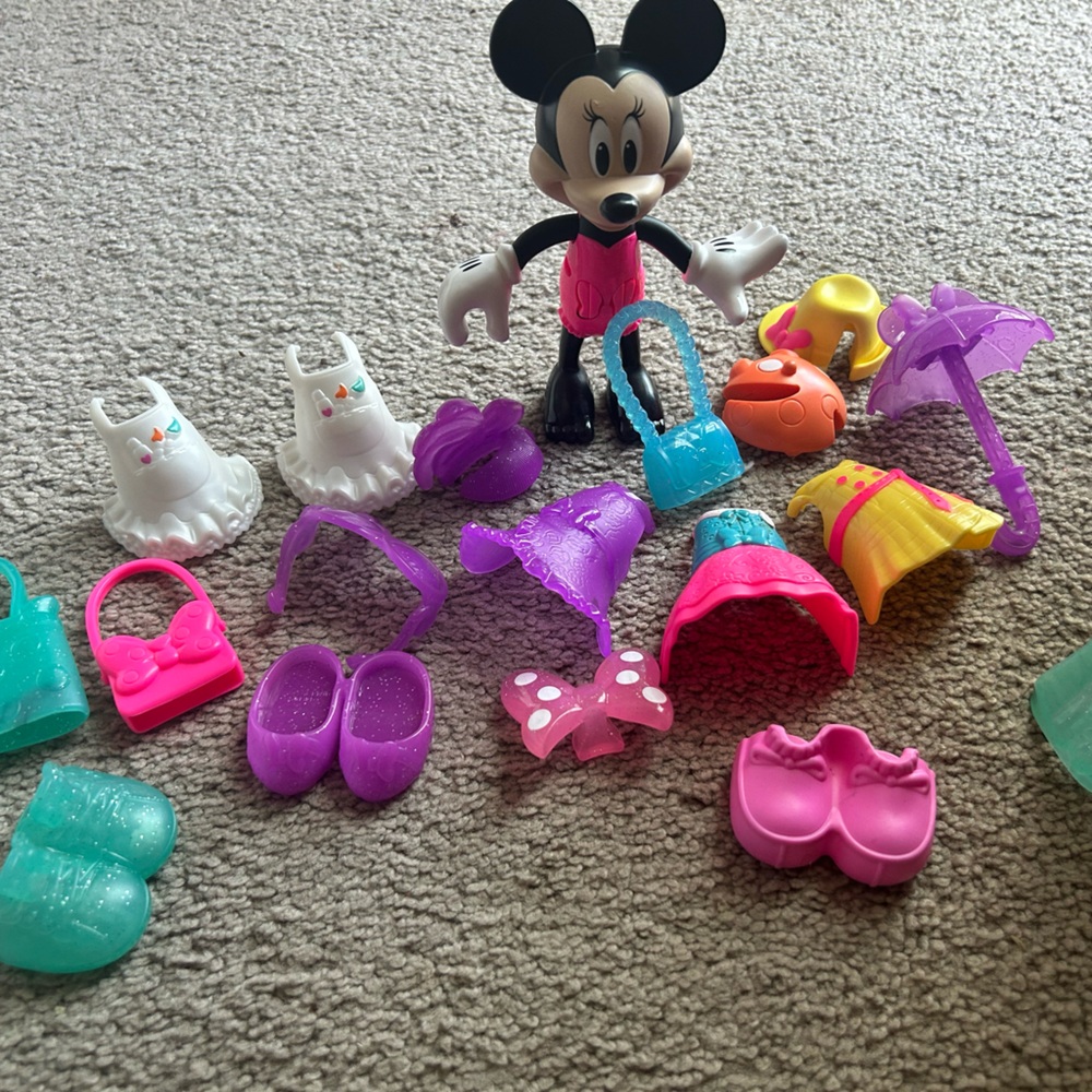 Mimi Mouse and dress up